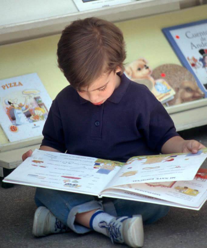 Запрещенное образование. Ребенок увлеченный чтением. Read John's School
